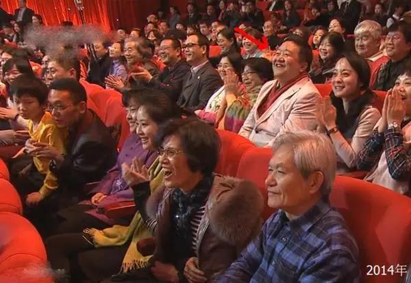 2012年春节晚会白衣女子（揭秘春晚白衣女子灵异事件真相）