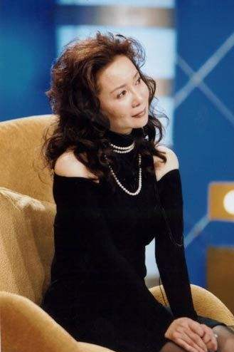 蔡明嫁了几个老公（揭秘蔡明现任老公情史）