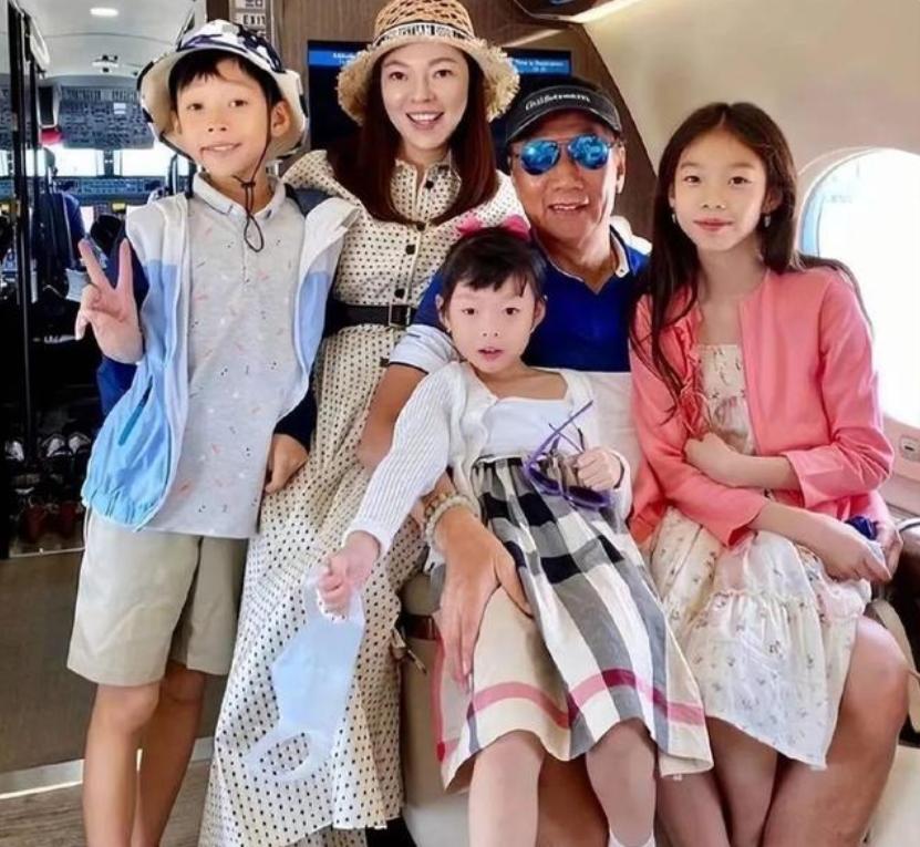 为年近70岁郭台铭生三胎，婆婆继子接纳她，曾馨莹这个女人不简单-图3