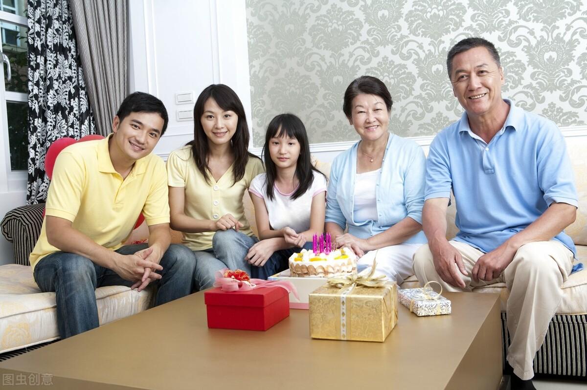 母女嫁给父子一家人尽享天伦之欢