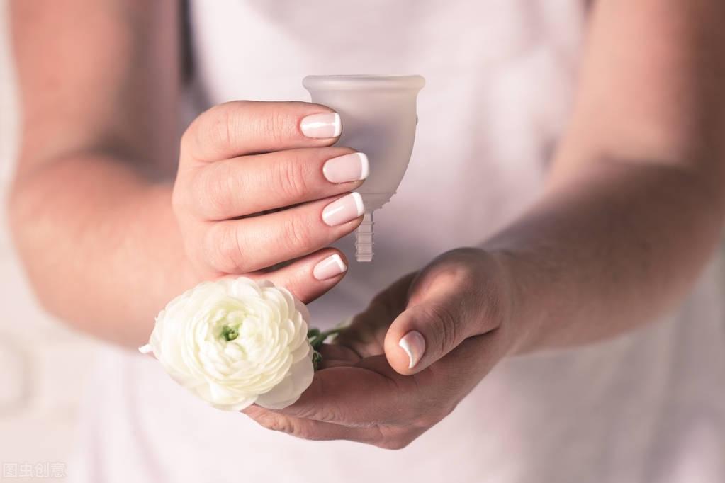 月事女是什么原因（女生突然来月经的原因）