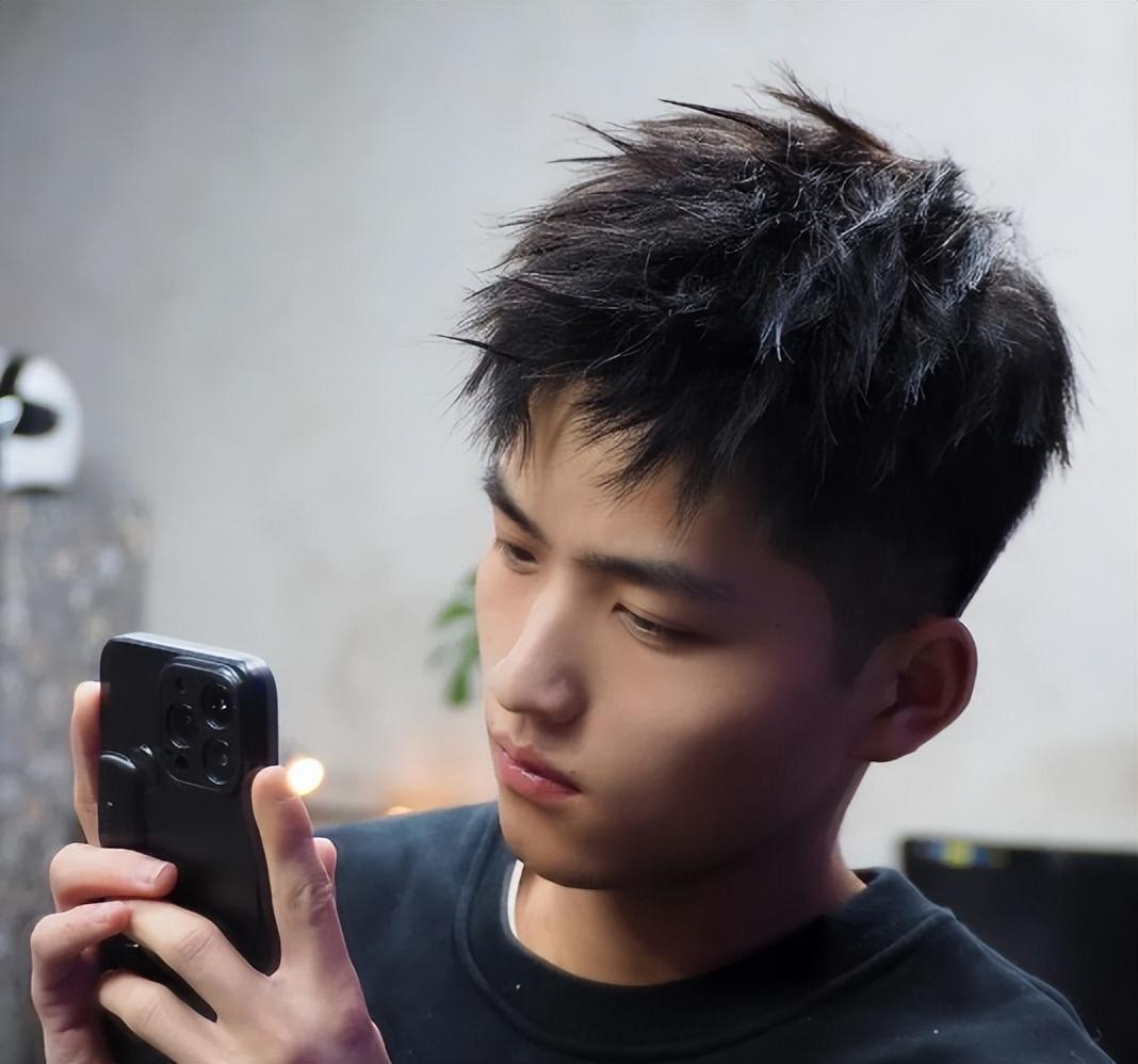男士刘海发型有几种（盘点2022男生热门发型）