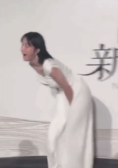 孙菲菲抹胸裙被踩掉（15位女星红毯大泄春光）