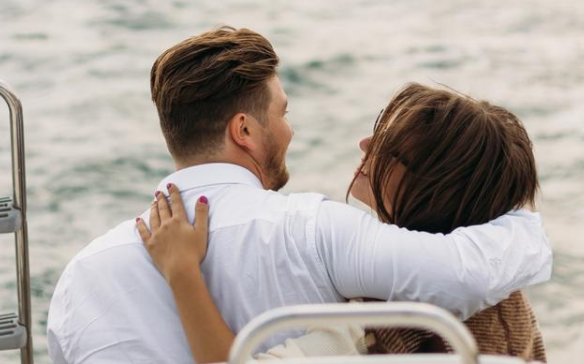 怎么知道男情人是否爱自己（男情人真的爱你的4个迹象）