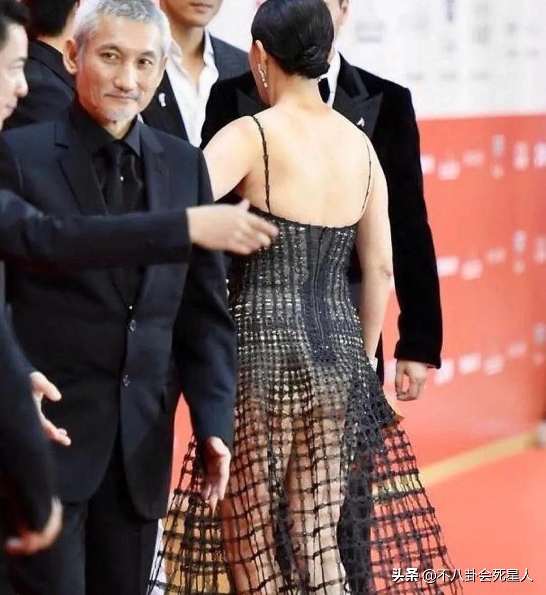 女明星让人惊艳的红毯造型（最暴露的16位女星红毯造型）