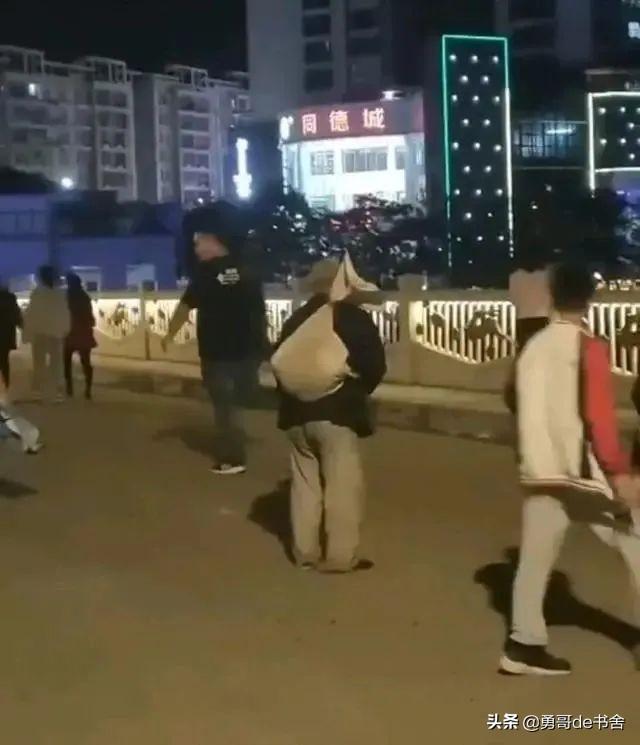 广东两名高中生抢劫乞丐事件真相