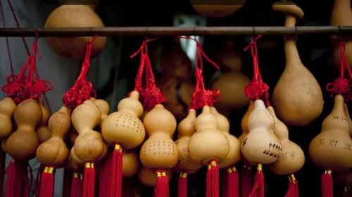 端午节的葫芦挂在门里还是门外