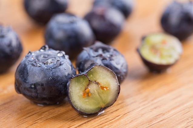 一盒蓝莓有一颗发霉了是不是不新鲜（一盒蓝莓有一颗发霉了是不是坏了）