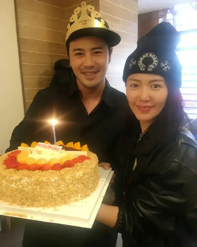 歌手谭维维有过几个男友（揭秘谭维维的感情经历）