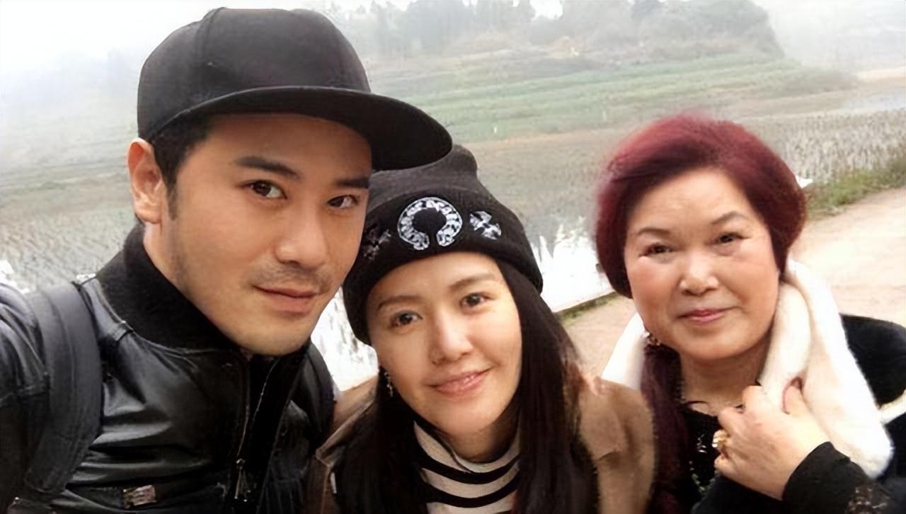 歌手谭维维有过几个男友（揭秘谭维维的感情经历）