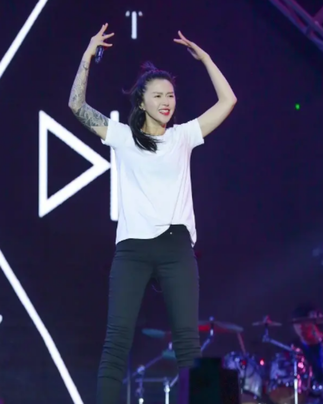 歌手谭维维有过几个男友（揭秘谭维维的感情经历）