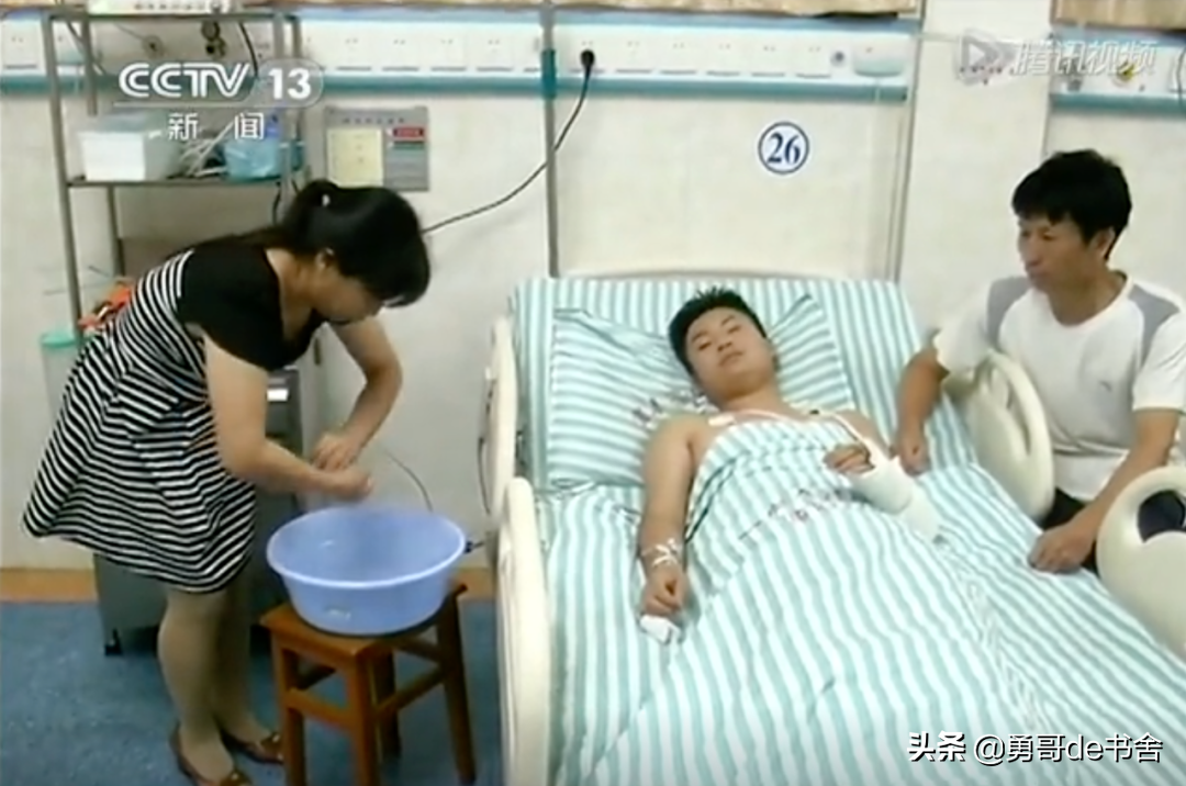 广东两名高中生不雅行为曝光（两名高中生抢劫乞丐事件真相）