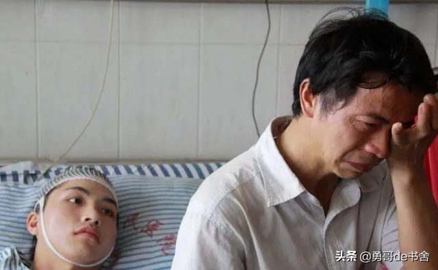 广东两名高中生不雅行为曝光（两名高中生抢劫乞丐事件真相）