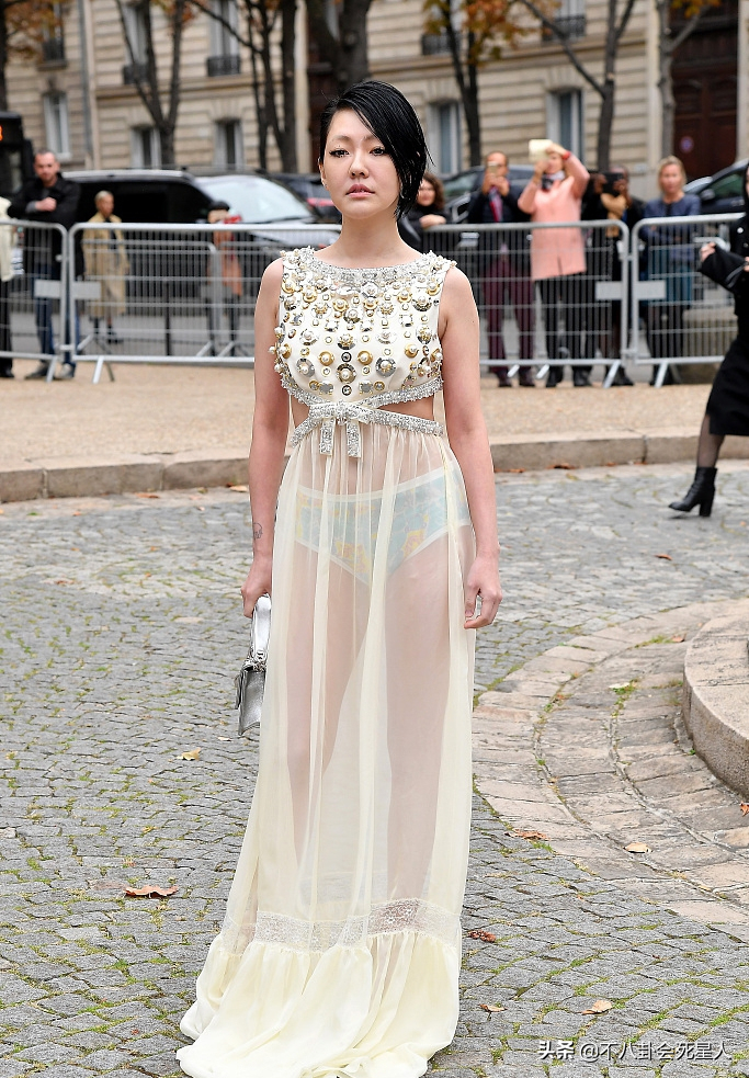 女明星让人惊艳的红毯造型（最暴露的16位女星红毯造型）