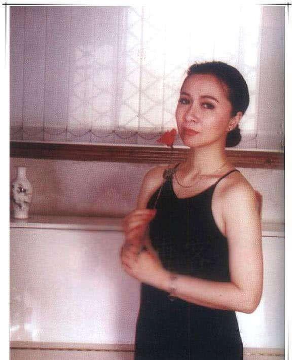 蔡明嫁了几个老公（揭秘蔡明现任老公情史）