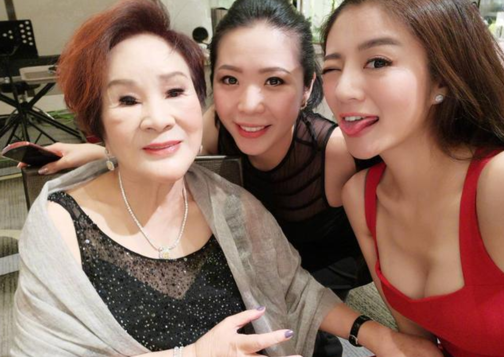 安以轩家是做什么的 （揭秘安以轩家庭背景）