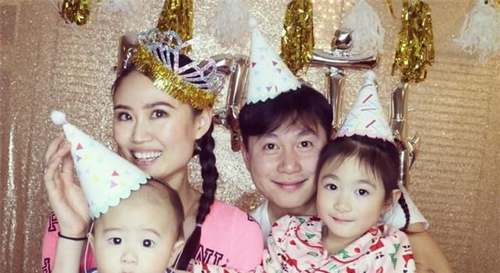 何炅成家了吗（快乐大本营何炅全家福照曝光）