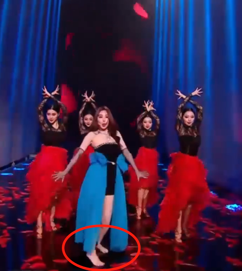 女明星上衣突然掉落（李菲儿跳舞抹胸衣意外滑落瞬间）