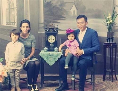 何炅成家了吗（快乐大本营何炅全家福照曝光）