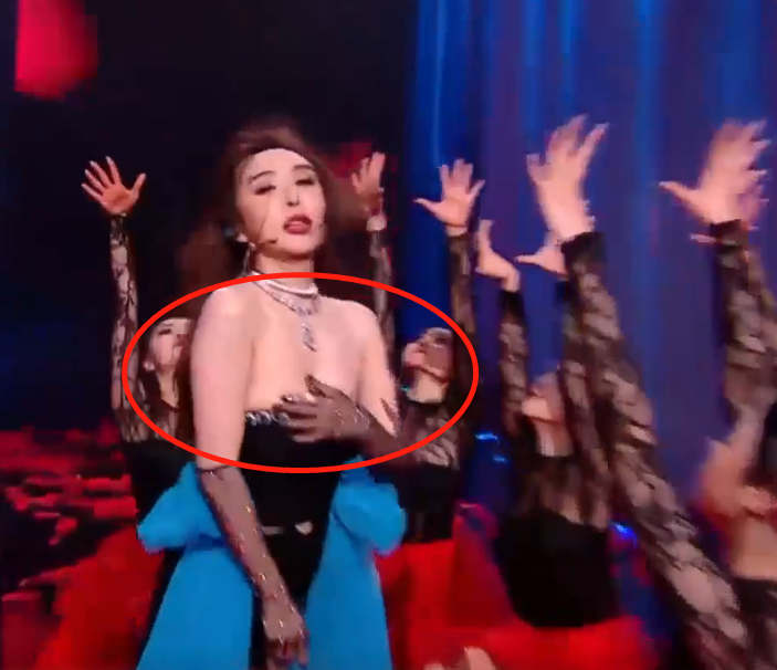 女明星上衣突然掉落（李菲儿跳舞抹胸衣意外滑落瞬间）