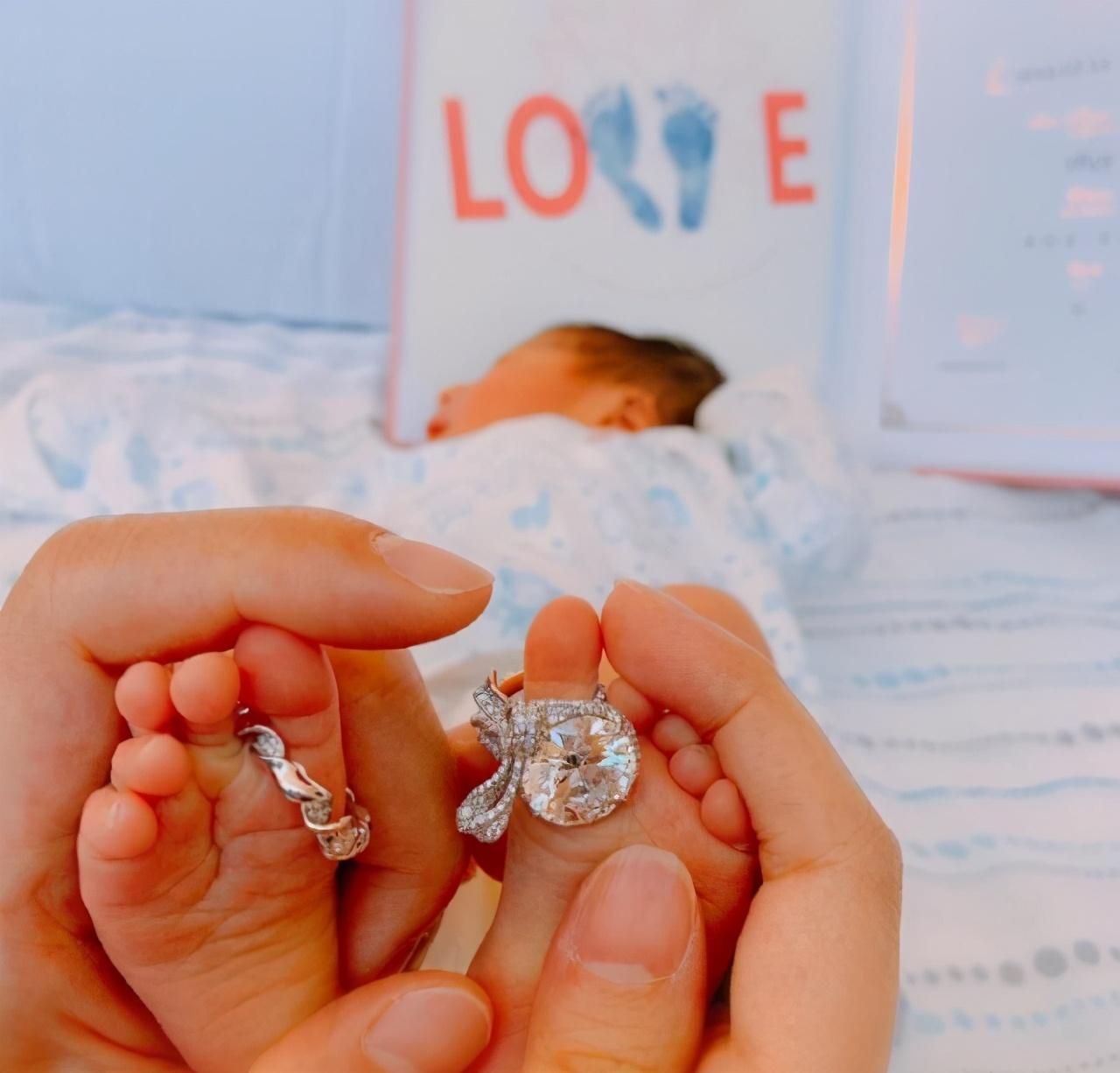 安以轩家是做什么的 （揭秘安以轩家庭背景）