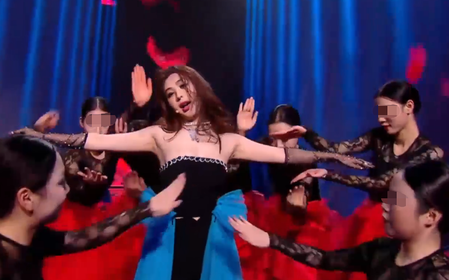 女明星上衣突然掉落（李菲儿跳舞抹胸衣意外滑落瞬间）