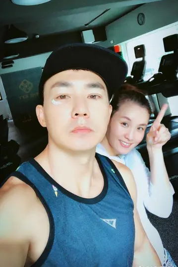 王婉霏车展不穿内裤（刘耕宏妻子王婉霏介绍）