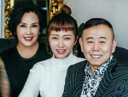 蔡明嫁了几个老公（揭秘蔡明现任老公情史）