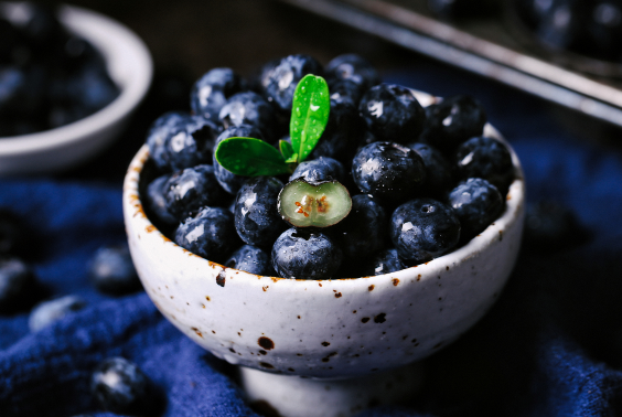 蓝莓加牛奶为什么一会变成固体了（蓝莓加牛奶变成固体还能喝吗）