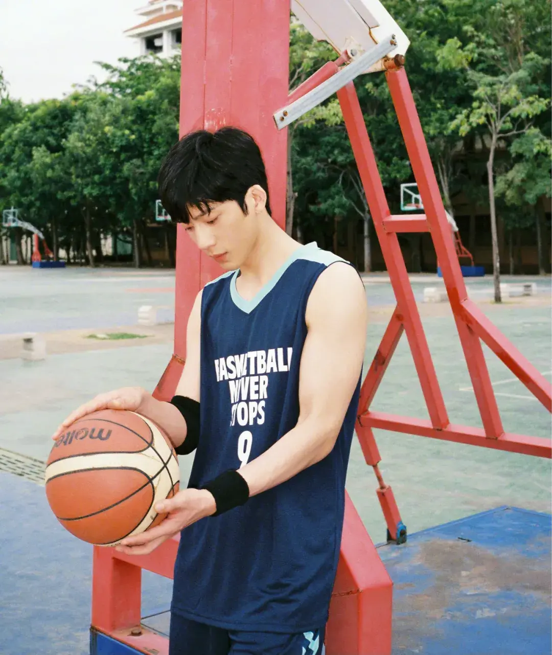 演员陈学冬小时候的经历（童年最凄惨的五位明星）