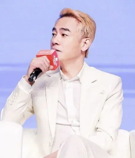 演员陈学冬小时候的经历（童年最凄惨的五位明星）