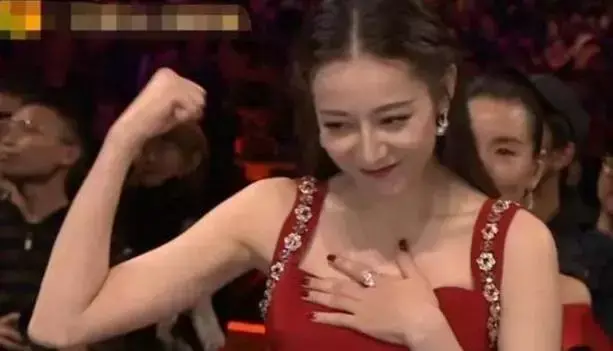 娱乐圈明星坐姿不雅走光露底照盘点