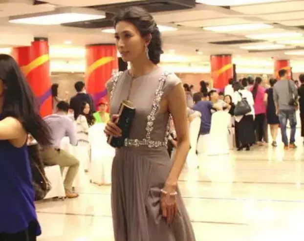 明星坐姿不雅走光露底照盘点（女星走光合集）