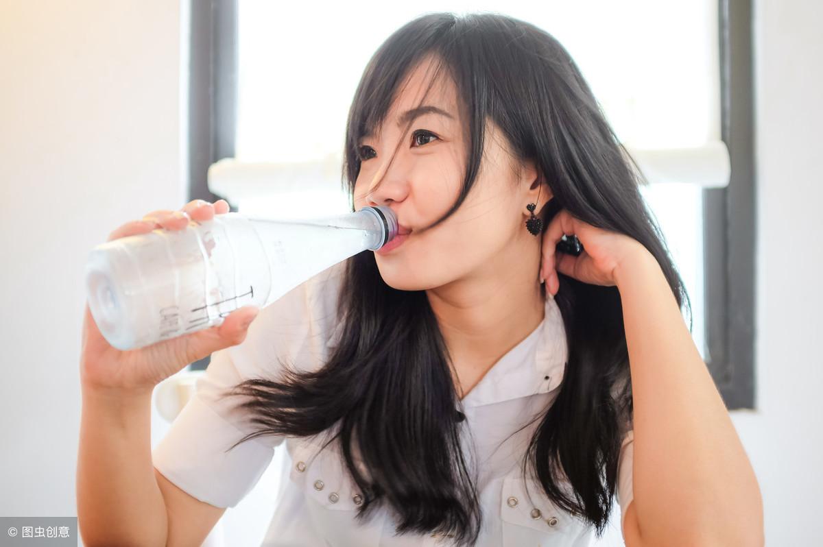 男生都抵抗不了女生的哪些动作（男生无法招架女生的四种行为）