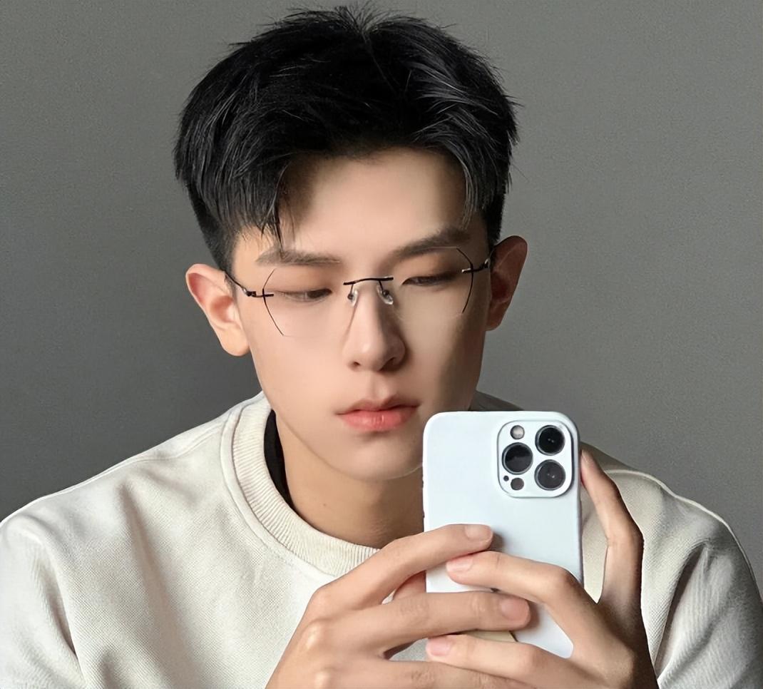 男生刘海的各种款式（盘点2022最热门男生发型）