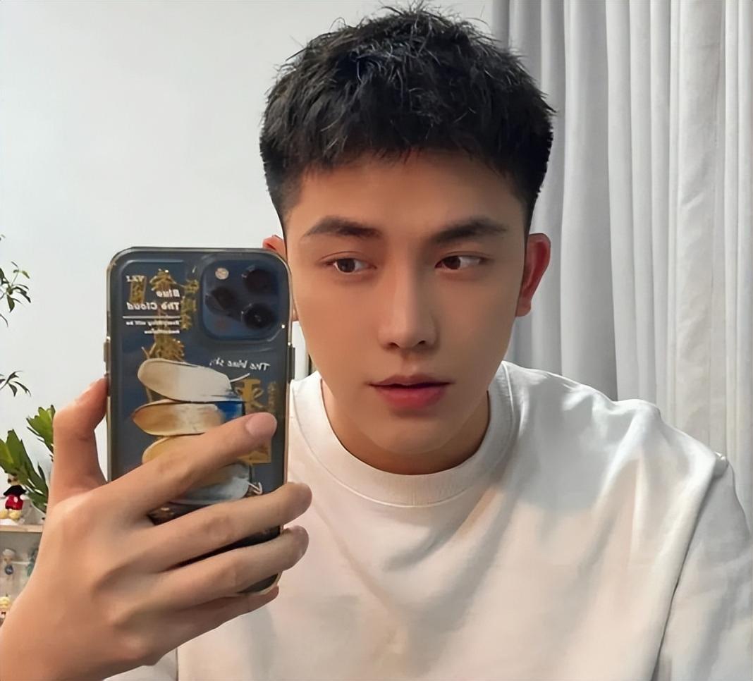 男生刘海的各种款式（盘点2022最热门男生发型）