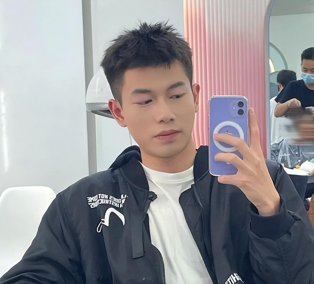 男生刘海的各种款式（盘点2022最热门男生发型）