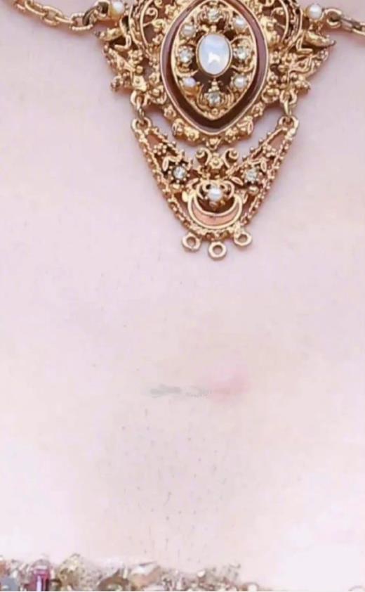 迪丽热巴毛发旺盛有胸毛？恶意P图尬黑太可恨！