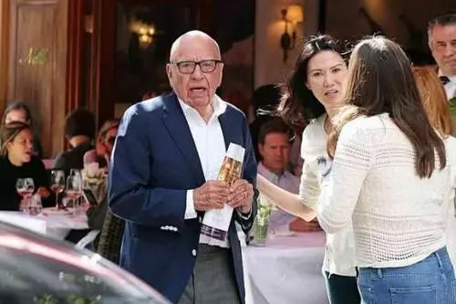 邓文迪怎么弄到默多克精子（默多克邓文迪飞机上相遇）