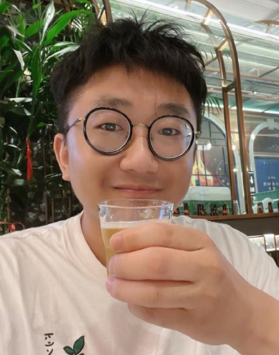 陈霄华因为酒后骚扰女性被刑拘 酒品差为什么不能控制