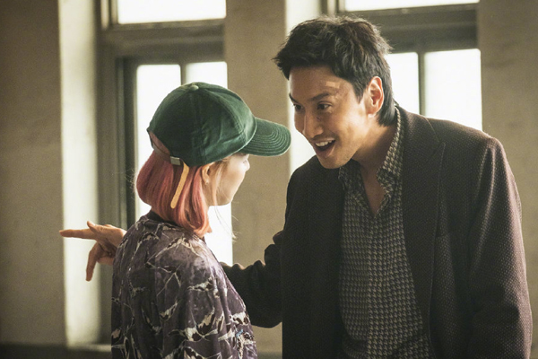 李光洙拄拐回归