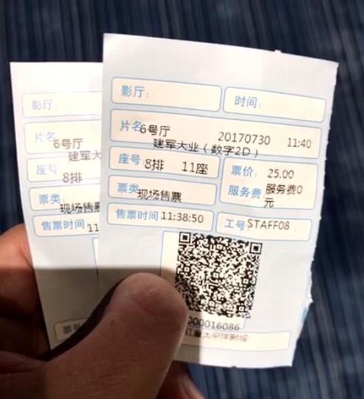 吴京手指少了一截是真的吗？小时候玩推板车不小心切断