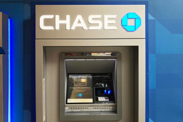 詹姆斯夫妇的银行账户多出500亿美元