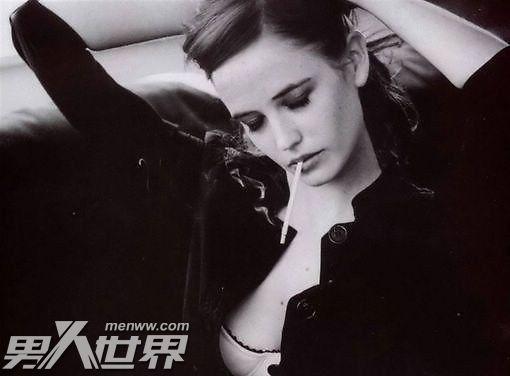 一个女人特别想睡一个男人是为什么（女人性暗示男生的四种表现）