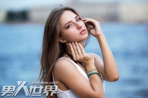 一个女人特别想睡一个男人是为什么（女人性暗示男生的四种表现）