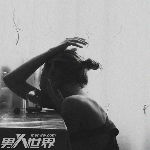 一个女人特别想睡一个男人是为什么（女人性暗示男生的四种表现）