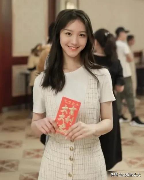 女星刘露的大闹地铁事件（女演员刘露资料介绍）