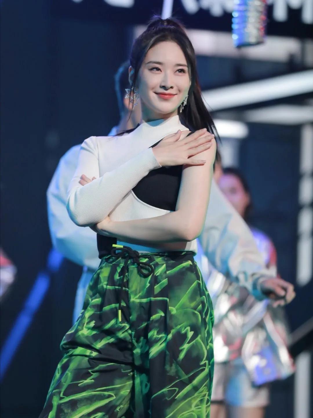 美女主持刘烨资料介绍（湖南卫视美女主持刘烨简介）