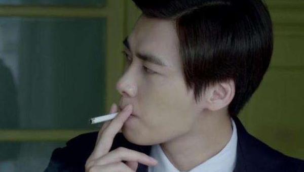 陈钰琪抽烟是真的吗（圈内爆料李易峰陈钰琪片场抽烟）