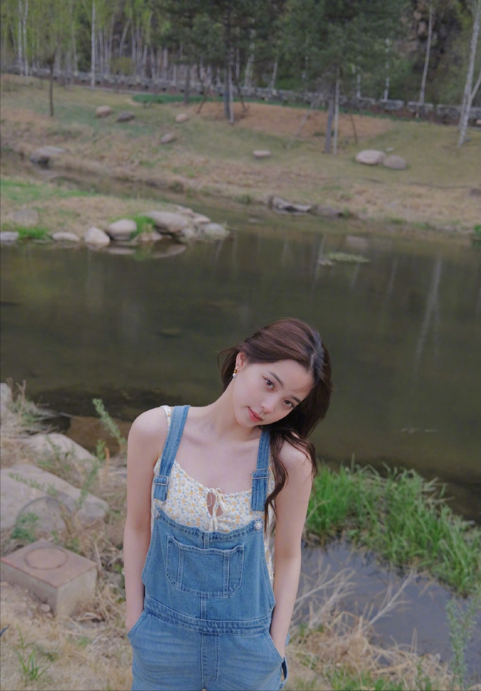 欧阳娜娜凸点照片（艺人欧阳娜娜露点爆照）